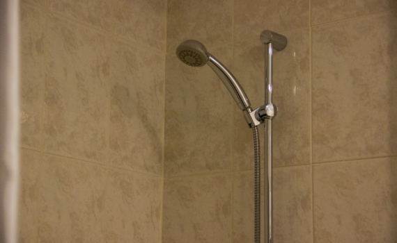 Всего 10 минут — и лейка как новая: гениально простой способ вернуть напор воды в душе Всего 10 минут — и лейка как новая: гениально простой способ вернуть напор воды в душе